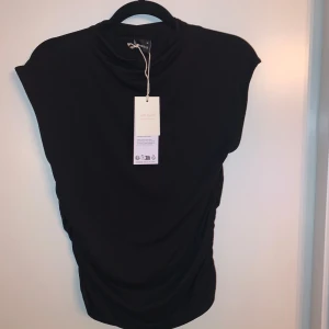 Svart topp från Gina Tricot - Helt ny topp från Gina Tricot i serien ”soft Touch” nypris 180kr