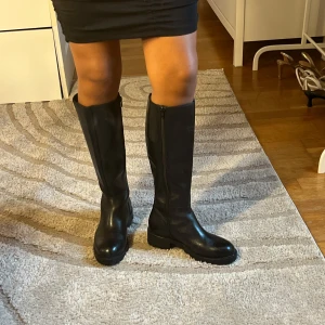 Boots - Helt nya boots, endast använda en gång. Nypris 900 kr. Hör av dig vid intresse eller fler bilder🩷