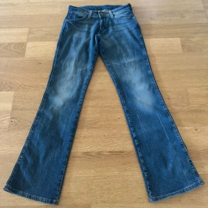 Lågmidjade jeans - Använt max 2ggr och dem är i mycket bra skick! Passar runt 160-163cm💕💕