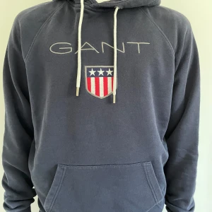 Gant hoodie - Säljer denna feta Gant hoodie, då den inte kommit till användning, perfekt nu till hösten/vintern. Hoodien är i nyskick och priset är INTE spikat i sten! Hör av vid minsta lilla fundering.