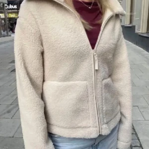Teddy jacka  - Väldigt fin teddy jacka från hm 