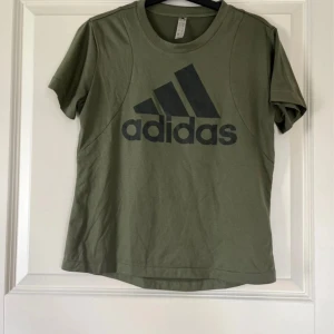 T-shirt från adidas - Endast använd 1 gång så i fint skick 😊