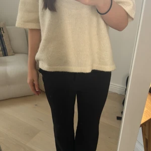 Svarta byxor från Vero Moda - Säljer mina skit snygga lågmidjade kostymbyxor🤩, dom är i storlek 32 men är stor i storleken. Märket är Vero Moda och köptes för 500kr.