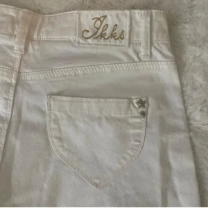 Vita low waist jeanse -  low waist jeanse me söta små stjärnor på fickan på baksidan, ny med prislapp. Säljs pg av för små. 