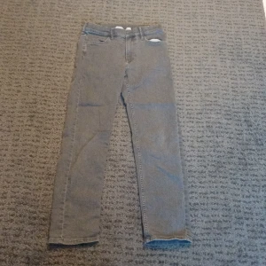 Mjuka jeans nästan aldrig använda - Storlek 152 nästan aldrig använda grå färg kan. Man kan ha bälte. Priset kan sänkas 