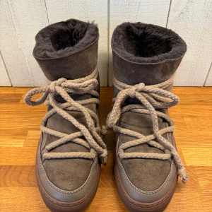 Inuikiis  - Inuikiis i färgen taupe. Använda en vinter men inga fläckar eller skavanker, alltså väldigt bra skick! Nypris:ca 3000 kr Storlek:38
