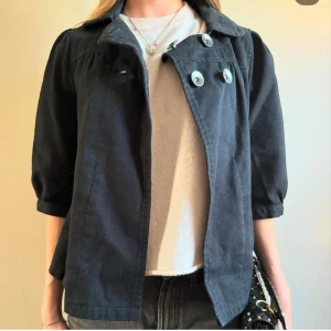 Trekvartsärmad kacka - Trekvartsärmad jacka  Stl S/M 350kr  Vi säljer fler snygga jackor på Jackpot.uf på instagram 