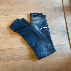 Säljer dessa sjukt feta jeans då dem tyvärr var aningen för små för mig. Jeansen har fått en riktigt cool wash och de sitter slim. Pris går självklart att diskutera.  Nypris: ca 1500 W28 L32.