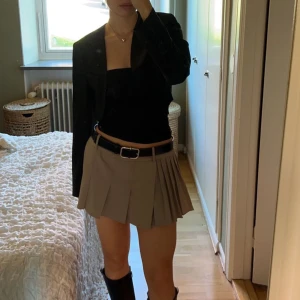 Minikjol  - Lågmidjad minikjol i väldigt fint material från Jen Ceballos kollektion med mango 