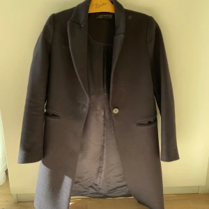 Rock/ kappa - En rock från zara, passar bra till höst, vår och kalla sommarkvällar ❤️ väldigt mörk blå färg, nästan svart