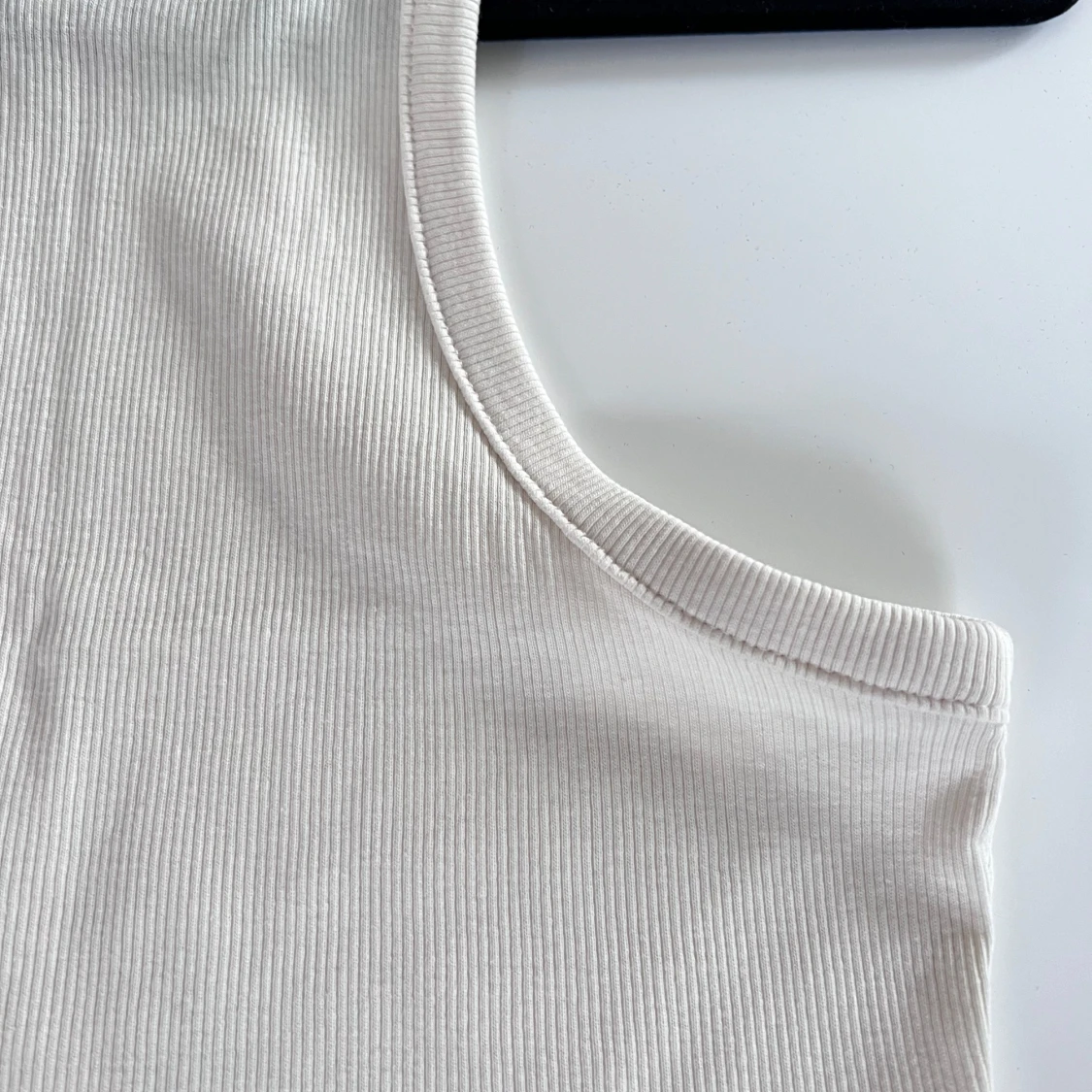 Cremefärgat ribbat linne - 2