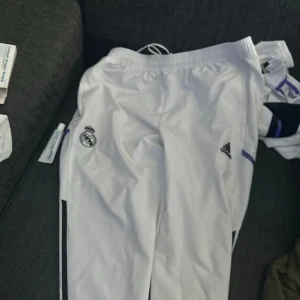 Real Madrid tracksiut - Använd ett par gånger men i bra skick Pris kan diskuteras