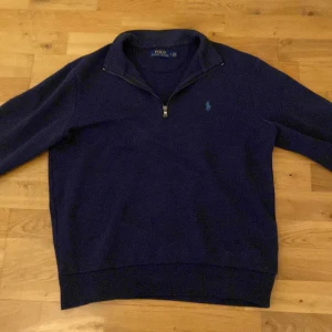 Ralph lauren half zip - Säljer riktigt snygg Ralph lauren half zip! Tröjan är i storlek M och är helt defekt lös och som ny. Köptes för ca 1500, mitt pris 750. Hör av dig vid minsta fundering eller fråga!💪