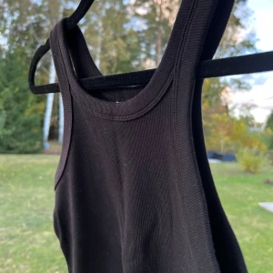 Svart linne - Ett svart croppat linne från H&M. Lite tjockare material som får linnet att kännas lyxigare.  Storlek S 🌷💛  Sälj pga att det inte används längre! Använt max 5 gånger.  