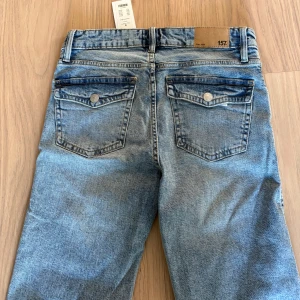 Bootcut jeans med detaljer bak, prislapp kvar! - Snygga jeans i modell ”Jeans 90’s Boot”. Prislapp kvar!