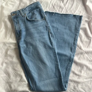 Lågmidjade bootcut jeans  - Lågmidjade Bootcut jeans i modellen ”Low boot” ifrån lager 157. Nyskick, aldrig använda!