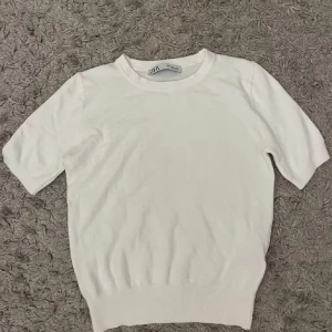 Tröja - Sälja denna vita tröjan från Zara. Är som ny så är i bra skick. Storlek S passar M och Xs skulle jag säg. Pris kan diskuteras.