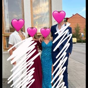 Balklänning  - Säljer nu min klänning då jag inte får någon användning av den. Fint skick, använt 1 gång, uppsydd men går att sprätta upp. Passar S/M (Köpare står för frakt)