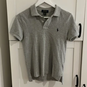 Ralph lauren pike - Säljer en fräsch ralph lauren pike då den är för liten. Passar 10-13 åring och den är slimfit. Nypris 800 kr.