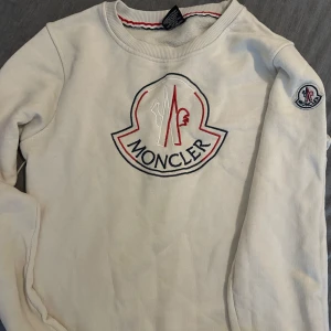 Moncler tröja - Säljer den dö den blivit för liten, fint skick storlek 170
