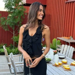 Flouncy Halter Neck Top - Fest topp från Nelly i storlek 36. Helt Nytt skick, helt oanvänd och prislappen sitter kvar. Säljer då jag inte han lämmna tillbaka i tid och då den inte passade mig. Jättefin!!💞💞🫶🏼