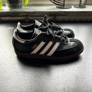 Adidas samba - Adidas samba svarta! Storlek 37 1/3. Lite för små för mig. Köpta på Vinted men endast använda ett fåtal gånger av tidigare ägare. Enligt tidigare ägare hindrar dem lite när man går men det är inget jag tänkt på!