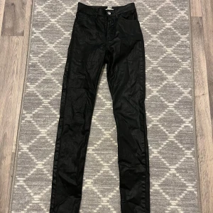 Skinnbyxor - Skinnbyxor från H&M i fint skick☺️