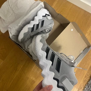 Helt nya adidas basketskor stl 41 1/3 - Helt nya adidas basketskor i stl 41 1/3