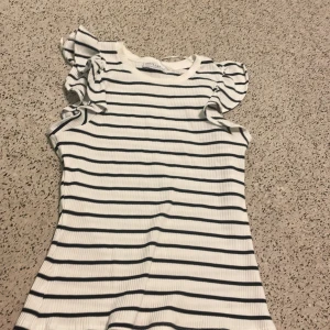 Oanvänd och ny tröja som jag säljer  - Stockilmstil randig tröja ❤️