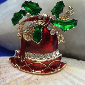 Julbrosch - Julklocka - Brosch i form av en julklocka, jättefin att smycka sig med till jul. Mått är ca 4 × 4 cm. ✨️Titta igenom alla mina upplagda och köp fler saker i bundle för att spara på frakten och få allt du köpt i ett och samma paket✨️