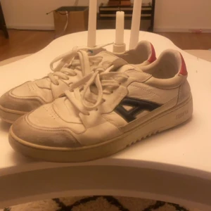 Arigato skor - Arigato skor i okej skick. Säljer för dom inte andvänds längre! Storlek 42 men passar även 41.