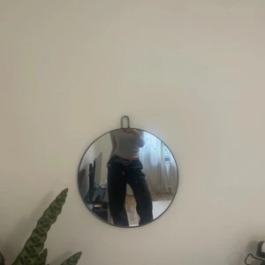 Kostymbyxor  - Mörkblåa kostymbyxor med vita ränder  I stort sätt aldrig andvända 