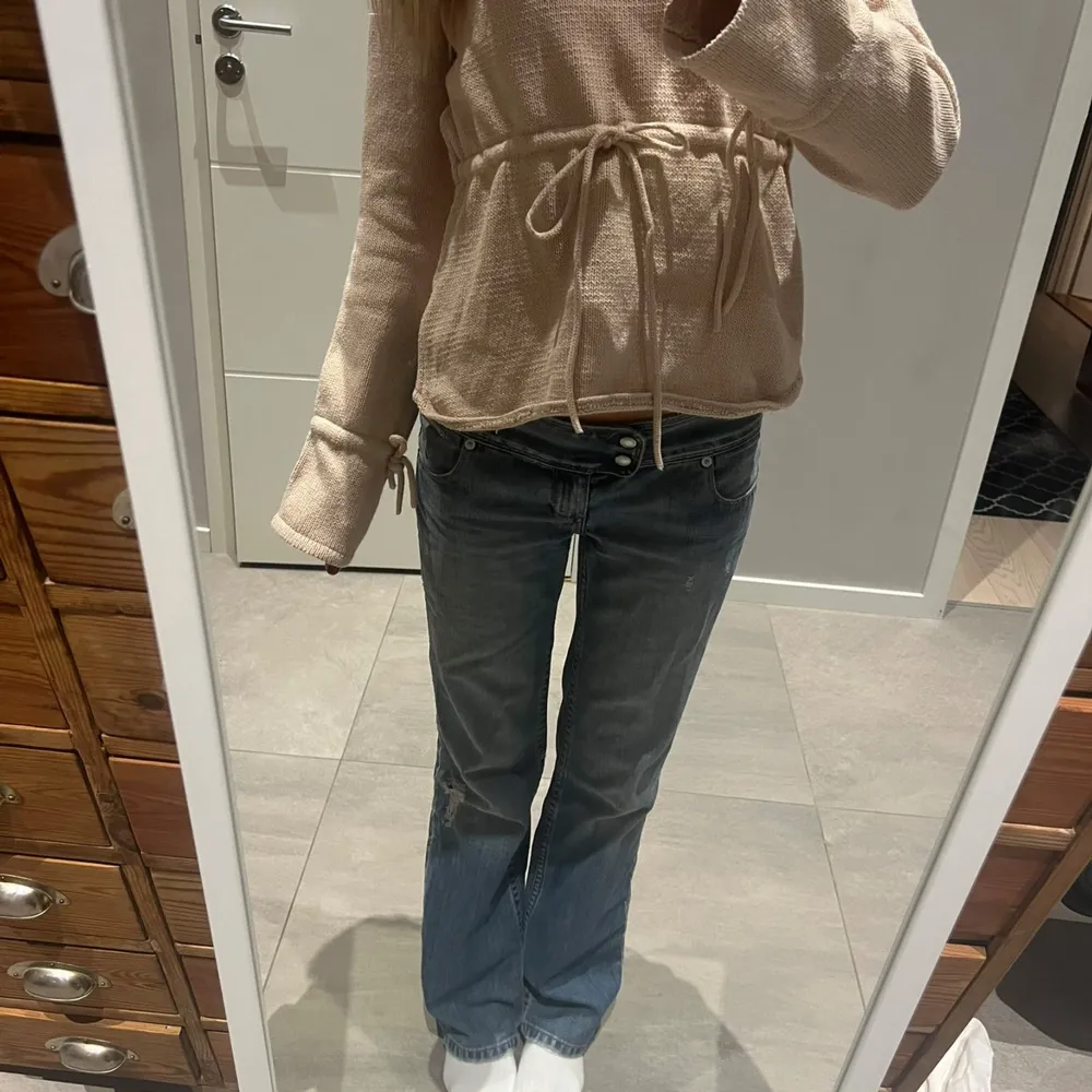 Sjukt snygga och eftertraktade lågmidjade bootcut jeans från Levis! Midjemått: ca 36cm rakt över, innerbenslängd: ca 72cm🥹🥹💗💗💗. Jeans & Byxor.