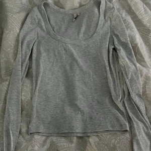 Grå ribbad tröja från Nelly - Säljer en superfin grå ribbad tröja från Nelly. Den är som ny, köpt här på plick säljer då den var alldeles för stor för mig 🤍