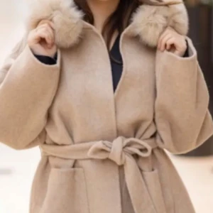 Beige pälskappa - Jag säljer nu min min beige pälskappa som är knappt använd i storlek S men passar även M. Det är äkta päls och köptes för 4000kr. Kom privat för fler bilder. Pris kan diskuteras.