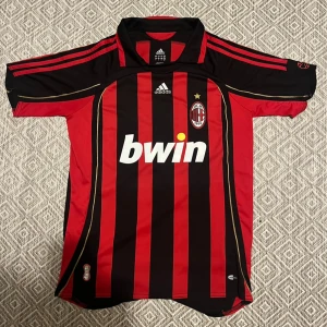Milan - AC Milan retro tröja storlek M, använd fåtal gånger, en god klassiker nytt skick!