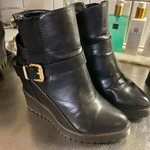 Kilklackar svarta med guldspänne 36 - Skor med rejäl sula för höst/vinter.  Svarta med guldspänne och dragkedja. Bekväma endast använda ett fåtal ggr. Haft innersula i. 