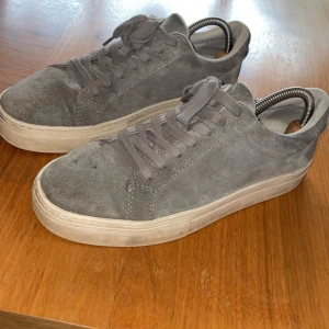 Vagabonds  - Tja säljer mina gråa vagabonds då jag inte andvänder dom nå mer.  Skick 9/10  Inga defekter  Nypris 1200