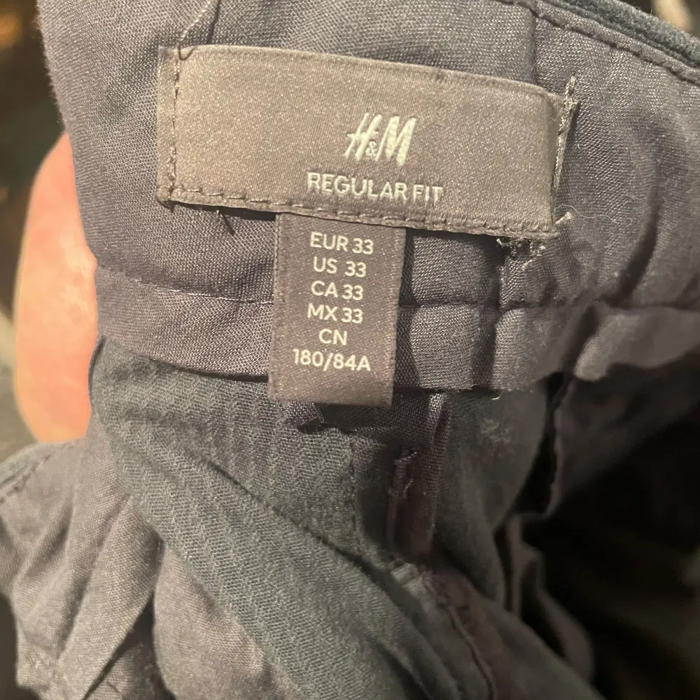 Mörkblåa Manchester byxor från H&M säljer. Sparsamt använda. Jeans & Byxor.