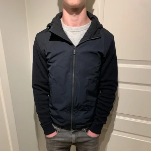 Massimo Dutti | Cardigan - Riktigt skön Massimo dutti cardigan perfekt till hösten! | Utmärkt skick enda är att den är lite smutsig på kragen men knappast märkbart | Storlek M men kan passa S också! | Ställ gärna frågor innan du köper!