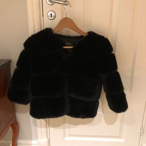 Pälsjacka - Gosig pälsjacka i svart, fint skick och använd ett fåtal gånger.