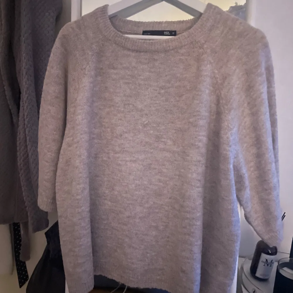 Säljer stickad beige t-shirt från lager 157, bra skick då den är förstor för mig💕 Storlek M . Stickat.