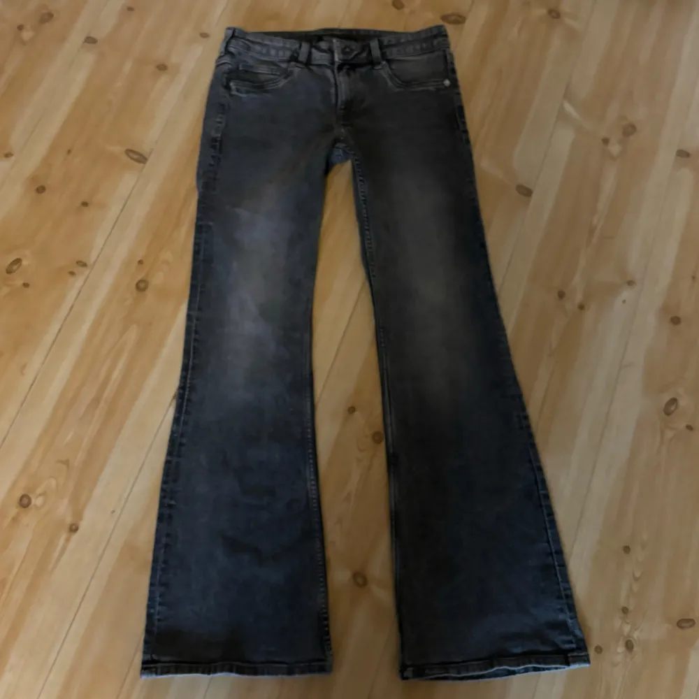 Lågmidjade bootcut jeans, jättesnygga men tyvärr försmå för mig 🤍 skriv för fler bilder! . Jeans & Byxor.