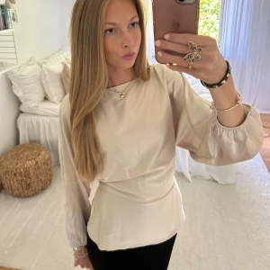 Guld blus - Säljer denna jätte fina blusen från hm pga att den inte kommer till användning. Original pris 299. Den är i ny skick och har används få gånger.  Skriv för fler frågor eller bilder❤️