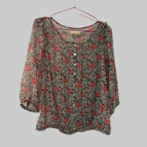 Rosor blommig blus  - Tunn och lite transparent! Jättefint mönster 