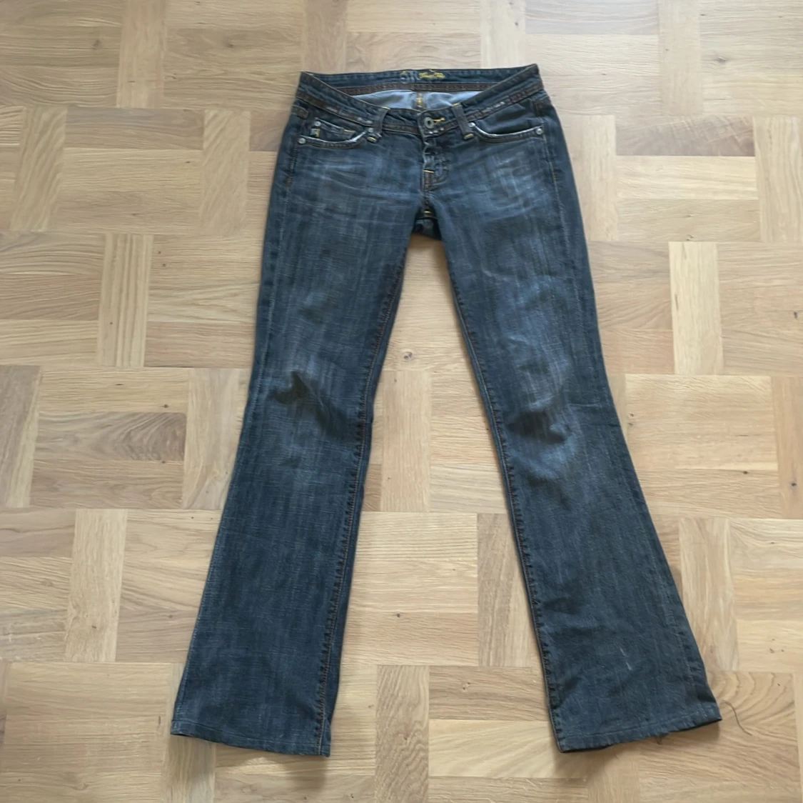 Gråa lågmidjade bootcut miss me jeans - 90