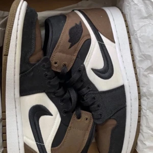 Jordan mid 1 - Fortfarande i bra skick  I storlek 37 som passar också 38