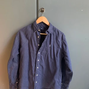 Ralph Lauren skjorta i linne - L men är liten i storlek. Inga skador men lite styv. Nypris ca 1000kr.