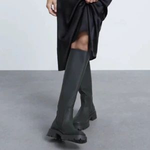 Zara boots - Säljer mina fina höga boots från zara🖤 i jättebra skick