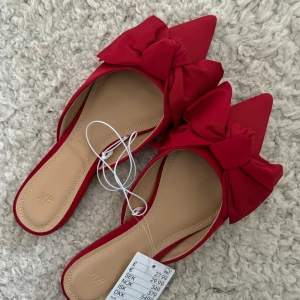 Röda skor  - Röda mules från hm med fin rosett fram